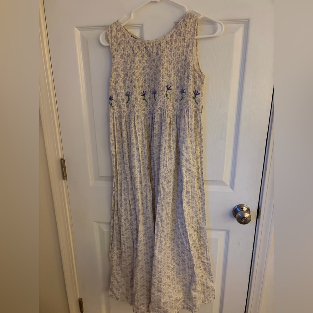 VINTAGE women’s Sleeveless Lavender FloralDress with Embroidered Waist and tie - Picture 2 of 5